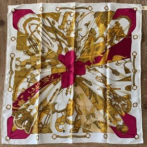 Hermès 70cm, Soleil de Soie. BNIB with tag.